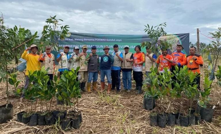 DPD LDII Kabupaten Malang dan Pokmas Gundul Joyo melakukan kegiatan Penghijauan dan Revitalisasi Bekas Lahan Tambang. Foto: LINES.