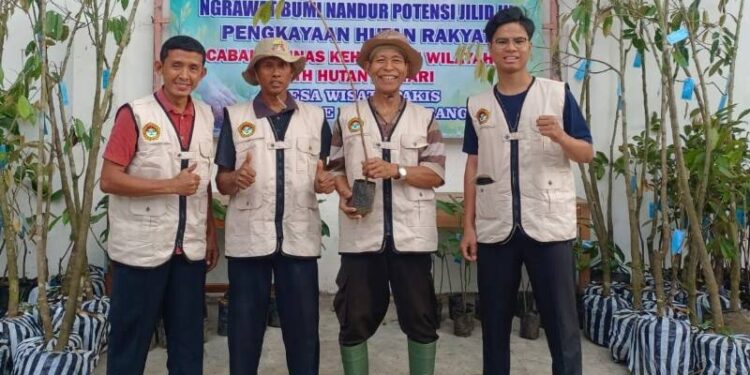 LDII Rembang mengikuti penghijauan Pakis Nandur Potensi bersama Kades dan warga sekitar. Foto: LINES.