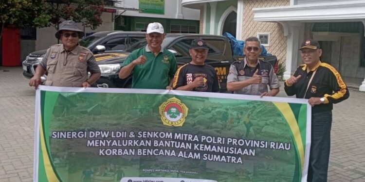 DPW LDII Riau menyalurkan bantuan kemanusiaan berupa paket sembako dan paket pembuatan sumur bor untuk korban banjir di Sumatera Barat, Sumatera Utara, dan Aceh bekerjasama dengan Senkom Mitra Polri. Foto: LINES.