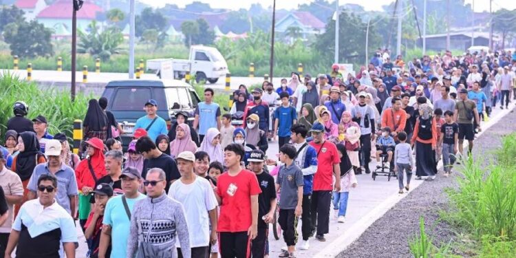 DPD LDII Kabupaten Kediri mengajak sekitar 2.500 warganya mengikuti Jalan Sehat Obahe Sikil Agawe Kuate Awak (OSAKA) 2025. Foto: LINES.