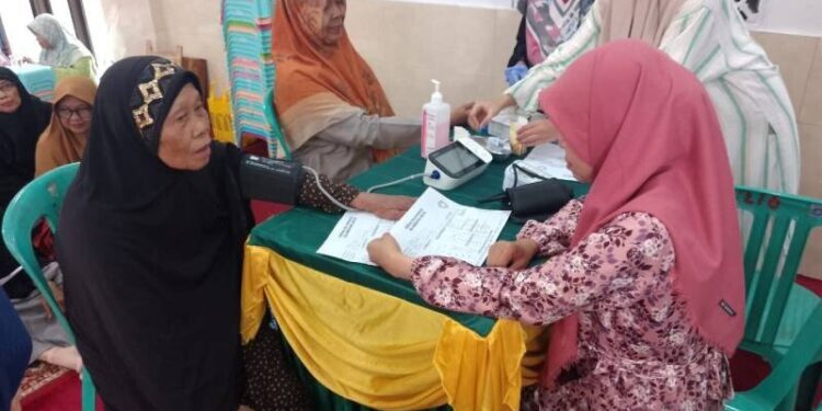 PC LDII Cipondoh bekerja sama dengan Forum Komunikasi Kesehatan Indonesia (FKKI) Tangerang Kota melaksanakan pemeriksaan kesehatan bagi lansia. Foto: LINES.
