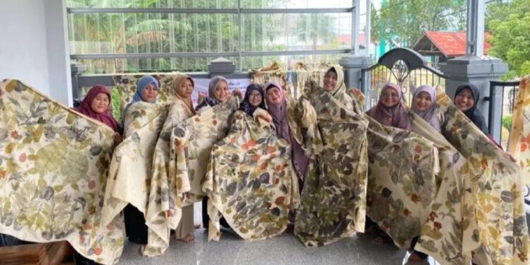 Biro Pemberdayaan Perempuan dan Kesejahteraan Keluarga (PPKK) LDII Kalsel menggelar Pelatihan Ecoprint. Foto: LINES.