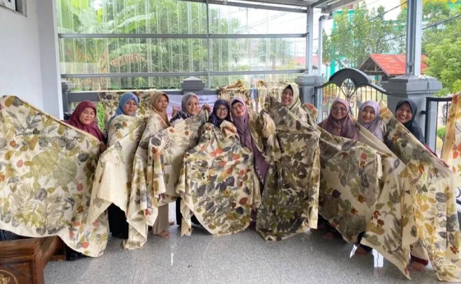 Biro Pemberdayaan Perempuan dan Kesejahteraan Keluarga (PPKK) LDII Kalsel menggelar Pelatihan Ecoprint. Foto: LINES.