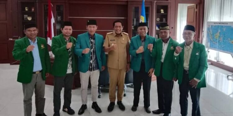 Ketua DPW LDII Sulawesi Tenggara (Sultra) La Ode Kadir dan jajarannya mengadakan audiensi dengan Wakil Gubernur, Hugua. Foto: LINES.