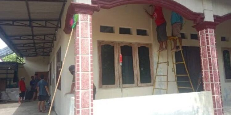 Warga LDII Desa Dalangan, Kecamatan Tawangsari, mengadakan kerja bakti membersihkan dan mengecat ulang masjid. Foto: LINES.