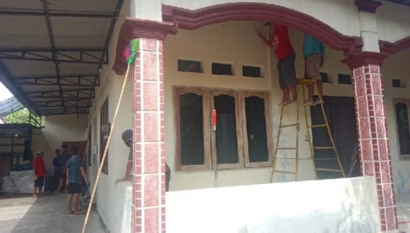 Warga LDII Desa Dalangan, Kecamatan Tawangsari, mengadakan kerja bakti membersihkan dan mengecat ulang masjid. Foto: LINES.