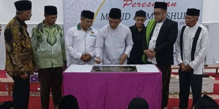 Bupati Kubu Raya Sujiwo meresmikan Masjid Al Manshurin di Sungai Kakap, Kubu Raya, Kalimantan Barat. Foto: LINES.