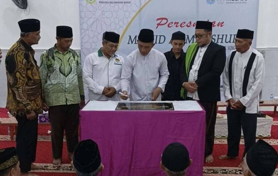 Bupati Kubu Raya Sujiwo meresmikan Masjid Al Manshurin di Sungai Kakap, Kubu Raya, Kalimantan Barat. Foto: LINES.
