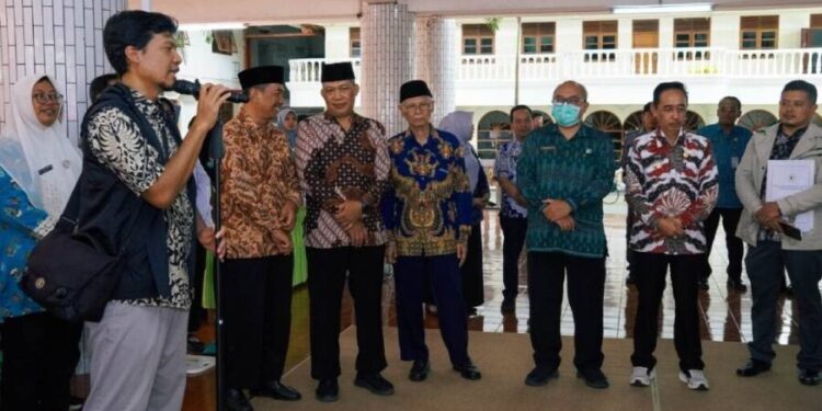Rombongan Tim Sekretariat Wakil Presiden (Setwapres) RI, yang dipimpin Plt. Asdep Kesehatan, Gizi dan Pembangunan Keluarga (KGPK), Siti Alfiah dan didampingi Tenaga Ahli Advokasi Tim Percepatan Penurunan Stunting (TPPS), Alie Sadikin, berkunjung ke Ponpes Wali Barokah. Foto: LINES.