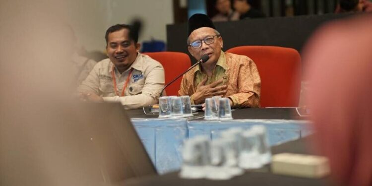 Sekretaris DPP LDII, Hasim Nasution saat menyambut tamu dari SMK Budi Luhur Lampung, Foto: LINES.