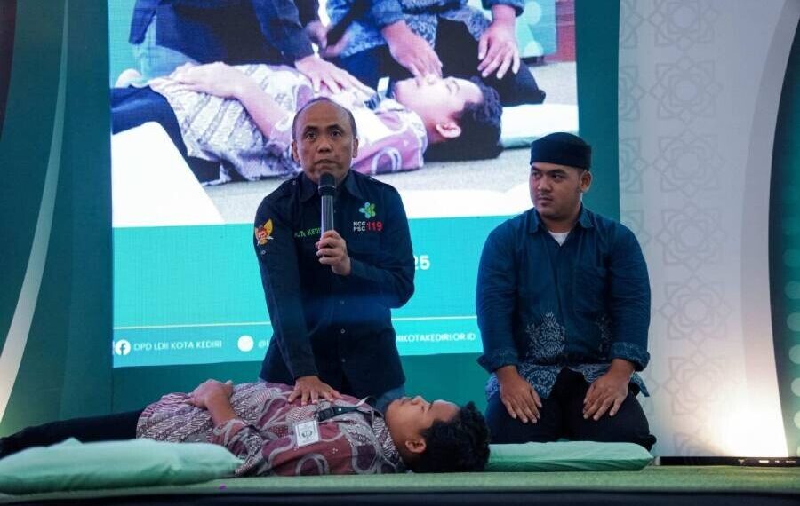 Seminar Bantuan Hidup Dasar Ponpes Wali Barokah Kediri. Foto: LINES.