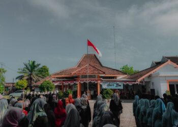 Peringatan Hari Ibu, Santriwati Ponpes Millenium Alfiena Hadiri Upacara di Kecamatan Lengkong