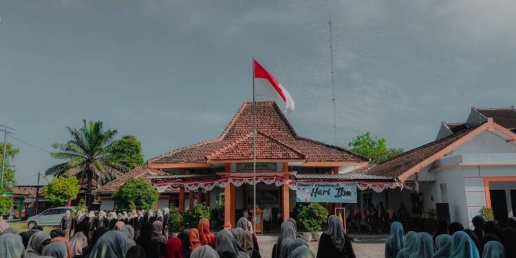Pondok Pesantren (Ponpes) Millenium Alfiena, naungan DPD LDII Kabupaten Nganjuk, mengikuti upacara peringatan Hari Ibu ke-97. Foto: LINES.