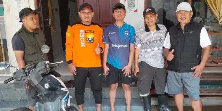 PC LDII Mekarrahayu bersama Senkom Mitra Polri, TNI, dan Kepolisian menyalurkan bantuan kepada warga terdampak banjir. Foto: LINES