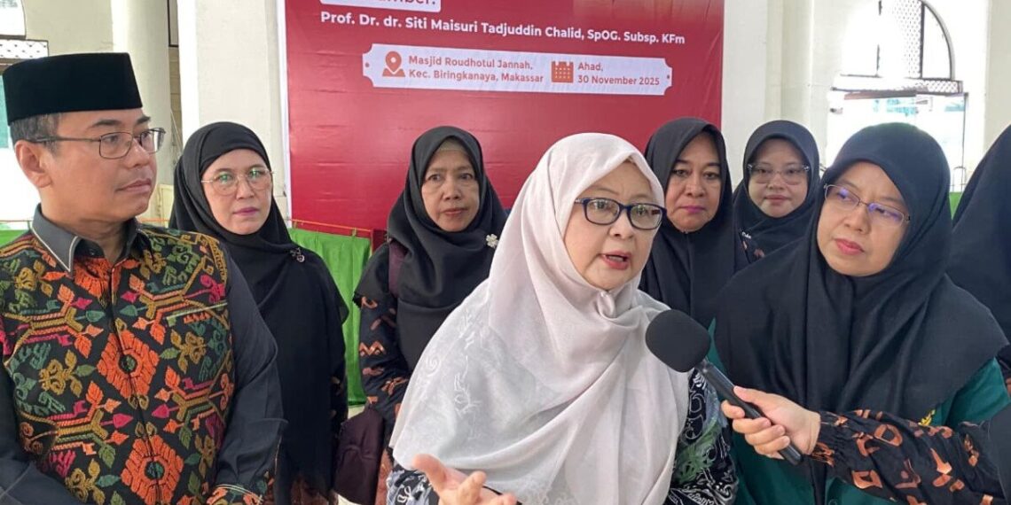 Guru Besar Fakultas Kedokteran Universitas Hasanuddin sekaligus dokter Spesialis Obstetri dan Ginekologi, Siti Maisuri dalam acara Seminar Nasional bertajuk “Sehat, Cerdas, Berdaya: Membangun Generasi Emas melalui Kesehatan Reproduksi Perempuan”. Foto: LINES