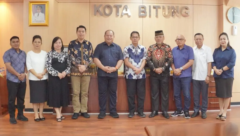 Forum Kerukunan Umat Beragama (FKUB) dan Perusahaan Umum Daerah (Perumda) Pasar Kota Bitung audiensi dengan Wali Kota Bitung Hengky Honandar, pada Jumat (28/11). Foto: LINES