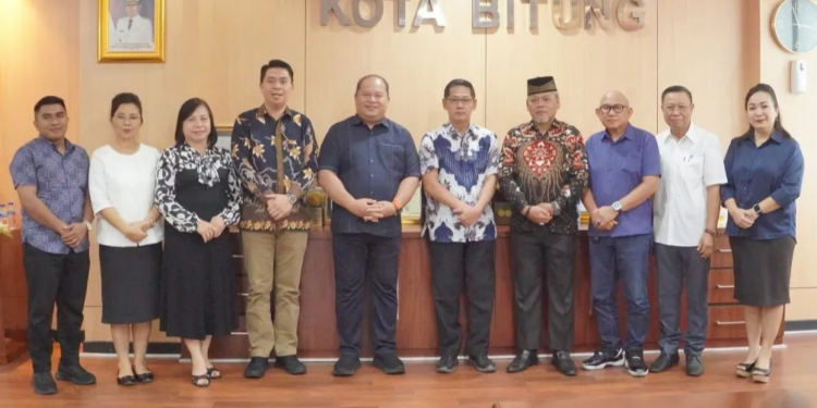 Forum Kerukunan Umat Beragama (FKUB) dan Perusahaan Umum Daerah (Perumda) Pasar Kota Bitung audiensi dengan Wali Kota Bitung Hengky Honandar, pada Jumat (28/11). Foto: LINES