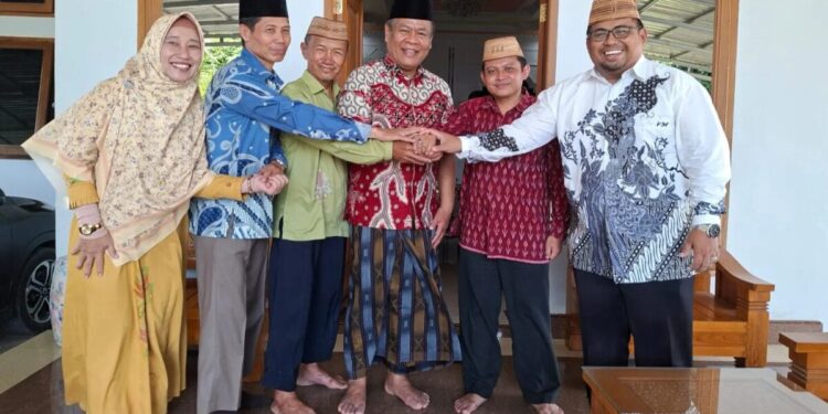 Cendekiawan muslim Ahmad Ali silaturahim dengan Ketua Umum MUI Gorontalo, Zulkarnain Suleman, di kediamannya. Foto: LINES