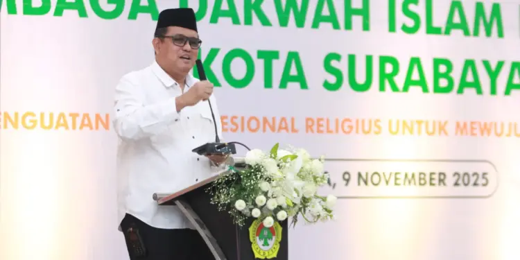 Kepala Bagian (Kabag) Pemerintahan dan Kesejahteraan Rakyat (Kesra) Kota Surabaya, Arief Budiarto, mengingatkan pentingnya meneladani semangat para pahlawan dalam kehidupan sehari-hari. Foto: LINES