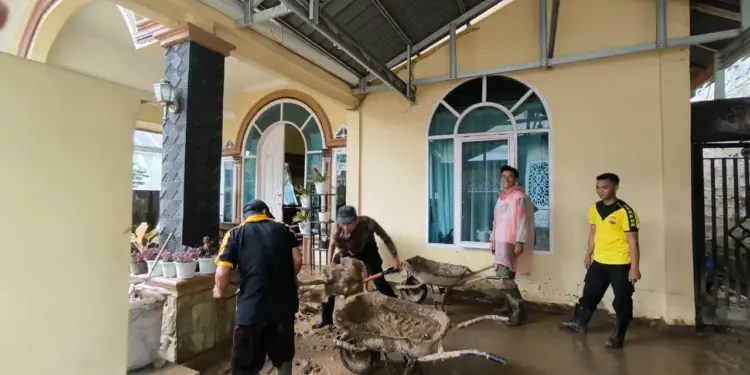 Warga LDII Dharmasraya ikut bergotong royong membersihkan wilayah terdampak banjir di Kota Solok, Sumatera Barat, pada Minggu (30/11). Foto: LINES
