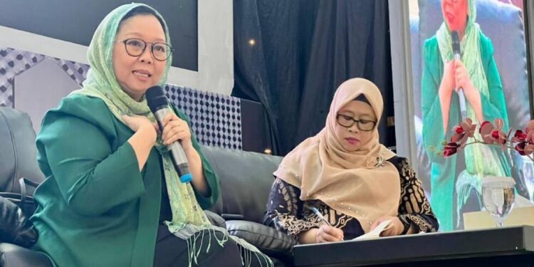 Anggota Amirul Hajj Perempuan 2023–2024, Alissa Wahid saat berbicara di hadapan peserta Diklat PPIH 2026, Asrama Haji Jakarta. Foto: LINES.