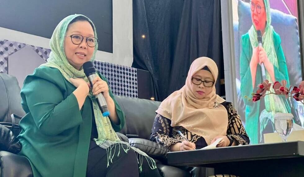 Anggota Amirul Hajj Perempuan 2023–2024, Alissa Wahid saat berbicara di hadapan peserta Diklat PPIH 2026, Asrama Haji Jakarta. Foto: LINES.
