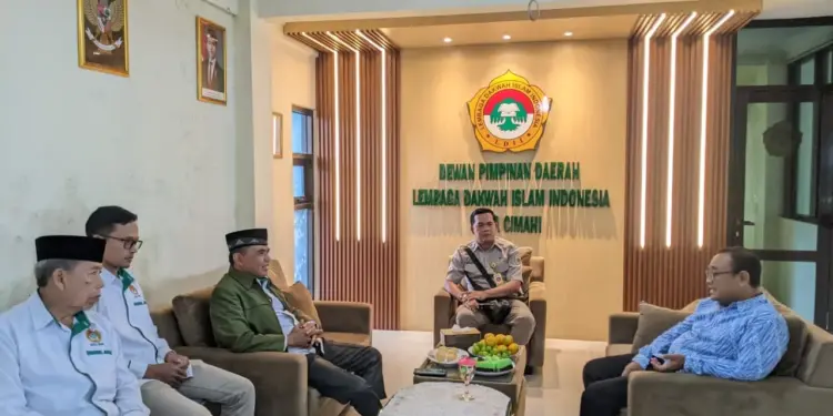 Kepala Kantor Badan Pertanahan Nasional (BPN) Kota Cimahi, Andhi Pratama Putra, melakukan kunjungan silaturahim ke Kantor Sekretariat DPD LDII Kota Cimahi, pada Selasa (13/1). Foto: LINES