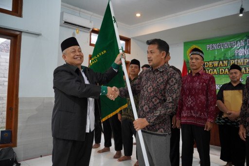 Ketua DPW LDII Provinsi Bali, Olih Solihat Karso, yang mengukuhkan pengurus DPD LDII Kabupaten Jembrana. Foto: LINES.