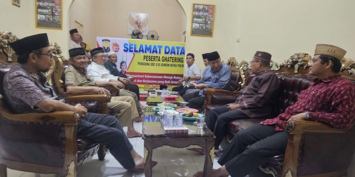 Cendekiawan Muslim Ahmad Ali silaturahim dengan Dekan Fakultas Dakwah dan Ilmu Komunikasi (FDIK) UIN Raden Intan, Abdul Syukur. Foto: LINES.