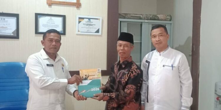Ketua DPD LDII Aceh Tengah, Tgk. Marlan menyerahkan majalah Nuansa Persada dan Kalender 2026 saat bertemu dengan Kadin Pendidikan Dayah Kabupaten Aceh Tengah, Azhari didampingi Kepala Bidang Pendidikan Dayah, Amiruddin. Foto: LINES.
