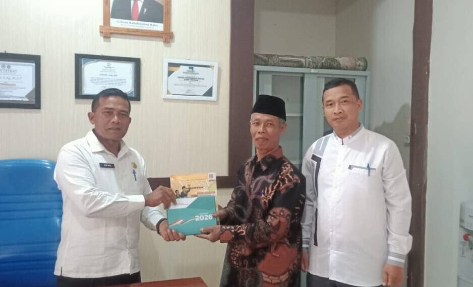 Ketua DPD LDII Aceh Tengah, Tgk. Marlan menyerahkan majalah Nuansa Persada dan Kalender 2026 saat bertemu dengan Kadin Pendidikan Dayah Kabupaten Aceh Tengah, Azhari didampingi Kepala Bidang Pendidikan Dayah, Amiruddin. Foto: LINES.