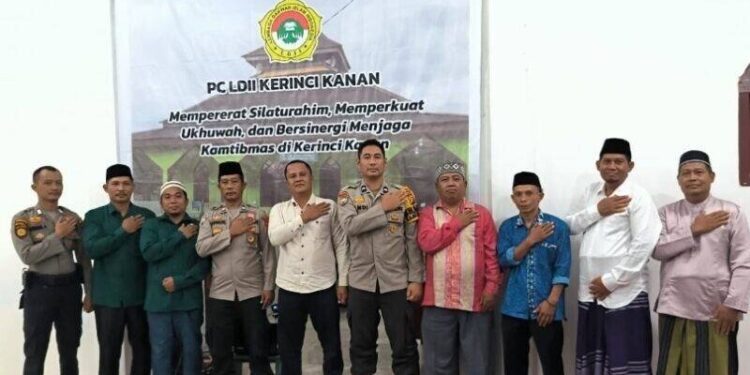 PC LDII Kerinci Kanan bersama unsur kepolisian, perangkat Kampung Jati Mulya dan tokoh masyarakat menghelat “Doa Bersama untuk Korban Banjir Sumatera”. Foto: LINES.