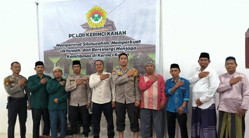 PC LDII Kerinci Kanan bersama unsur kepolisian, perangkat Kampung Jati Mulya dan tokoh masyarakat menghelat “Doa Bersama untuk Korban Banjir Sumatera”. Foto: LINES.