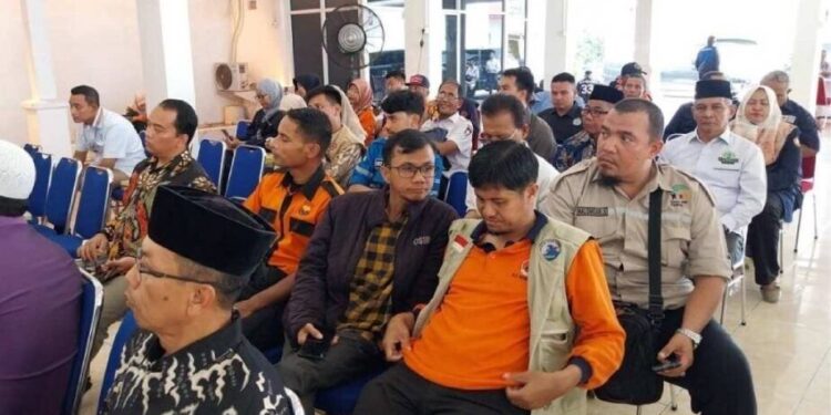 H. Sulistya Wakil Ketua DPD LDII Kota Padang (Peci Hitam) dalam Rapat Lintas Sektoral mengikuti rapat Pemulihan Pasca bencana berama Pemko Padang. Foto: LINES.