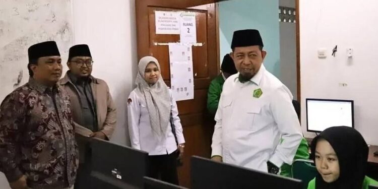 Direktur Pendidikan Pontren Kementerian Agama RI, Basnang Said meninjau pelaksanaan ujian akhir. Foto: LINES.