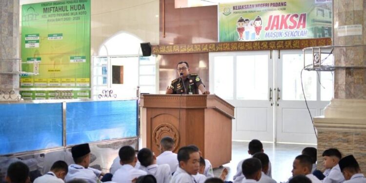 Kejaksaan Negeri Padang bekerja sama dengan DPD LDII Kota Padang menggelar Program Jaksa Masuk Sekolah. Foto: LINES.