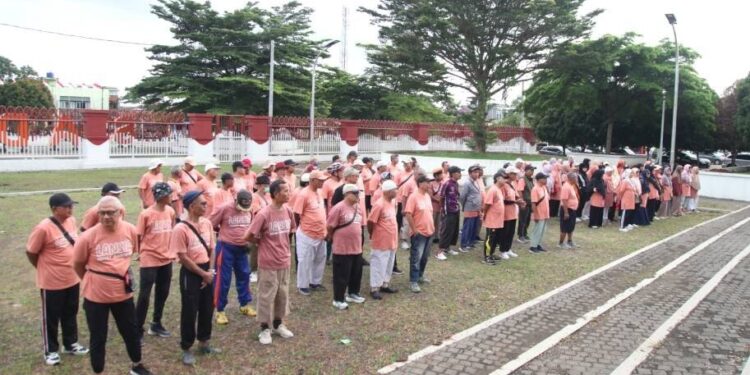 PC LDII Cibinong menggelar kegiatan jalan sehat khusus warga lansia. Foto: LINES.