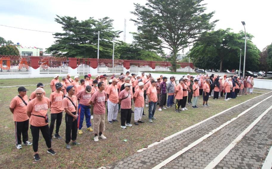 PC LDII Cibinong menggelar kegiatan jalan sehat khusus warga lansia. Foto: LINES.