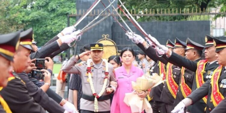 AKBP Ade Papa Rihi ditemani oleh istri usai sertijab di Mapolres Kota Salatiga pada Senin, 12 Januari 2026 (Foto: Istimewa).