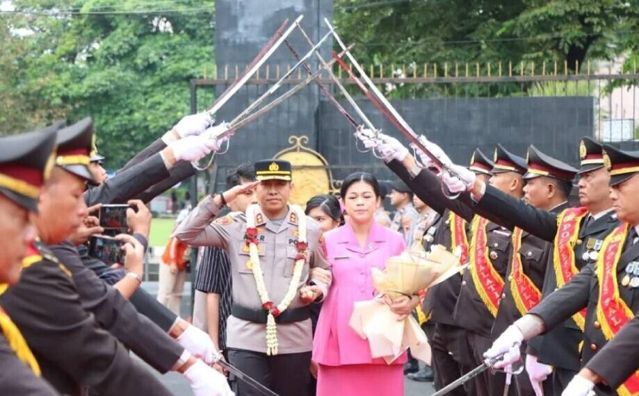 AKBP Ade Papa Rihi ditemani oleh istri usai sertijab di Mapolres Kota Salatiga pada Senin, 12 Januari 2026 (Foto: Istimewa).