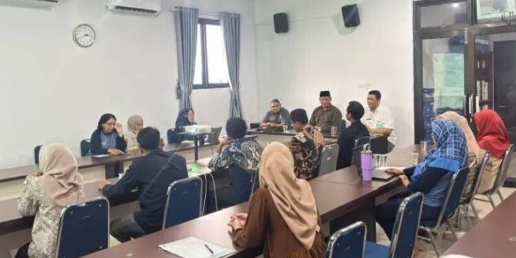 DPW LDII Kepulauan Bangka Belitung bekerja sama dengan Dinas Lingkungan Hidup dan Kehutanan (DLHK) Kepulauan Bangka Belitung mengenai Program Kampung Iklim. Foto: LINES.