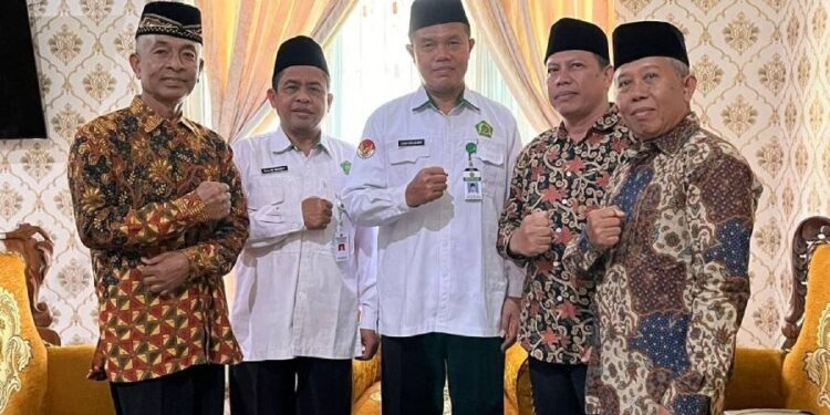 Ketua DPD LDII Kabupaten Kebumen Gunardi silaturahim dengan Kepala Kantor Kementerian Agama Kabupaten Kebumen, Anif Solikhi. Foto: LINES.