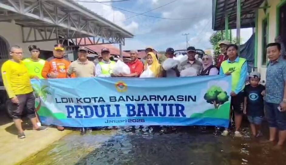Paket sembako itu disalurkan kepada warga terdampak bencana banjir di area Banjarmasin. Foto: LINES.