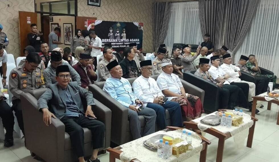 Kepolisian Daerah Jawa Barat menggelar doa bersama lintas agama jelang pergantian tahun. Foto: LINES.