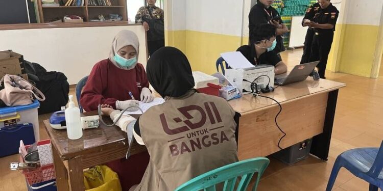 Senkom Mitra Polri Kecamatan Kelapa Dua bekerja sama dengan Palang Merah Indonesia (PMI) Kabupaten Tangerang menggelar kegiatan aksi “Donor Darah”. Foto: LINES.