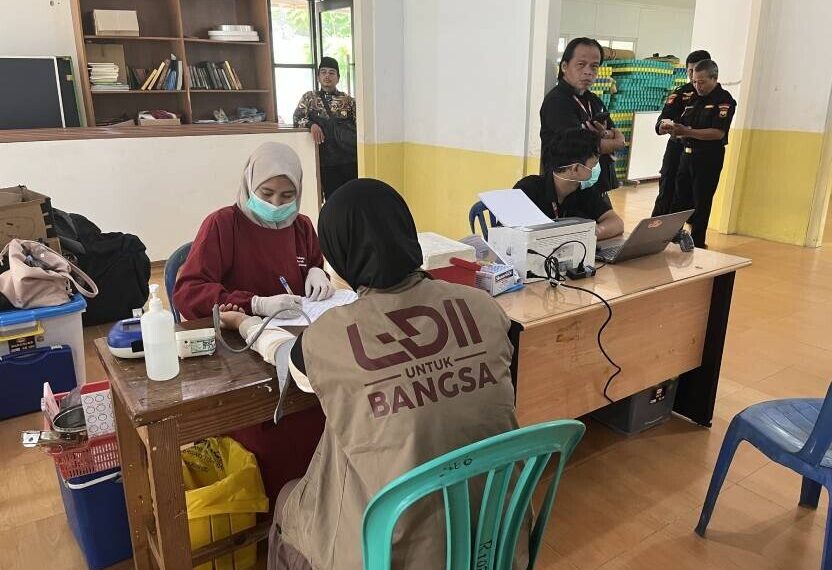 Senkom Mitra Polri Kecamatan Kelapa Dua bekerja sama dengan Palang Merah Indonesia (PMI) Kabupaten Tangerang menggelar kegiatan aksi “Donor Darah”. Foto: LINES.