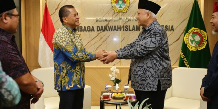 Staf Khusus Menteri Koordinator Bidang Pembangunan Manusia dan Kebudayaan (Menko PMK) bidang Penegakan Keadilan dan Rekonsiliasi, Irjen Pol (Purn) R. Ahmad Nurwahid, berkunjung ke Kantor DPP LDII Jakarta. Foto: LINES
