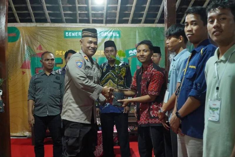 DPD LDII Kabupaten Bantul mengisi pergantian tahun dengan aksi tanam pohon dan mengundang jajaran Polres Bantul. Foto: LINES.