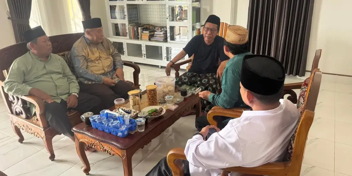Pengurus DPW LDII Lampung bersama Cendekiawan Muslim Ahmad Ali bersilaturahim dengan Rais Syuriyah PWNU Lampung, KH Shodiqul Amin. Pertemuan tersebut bertempat di Ponpes Darul Islah, Tulang Bawang, Lampung, pada Kamis (1/1). Foto: LINES