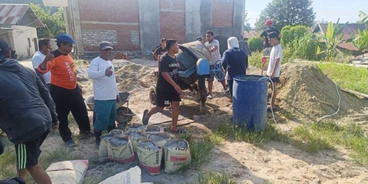 PC LDII Latambaga bersama pemerintah dan masyarakat setempat memperbaiki jalan menuju Masjid Al-Manshurin naungan LDII Laloeha, Kolaka. Foto: LINES.